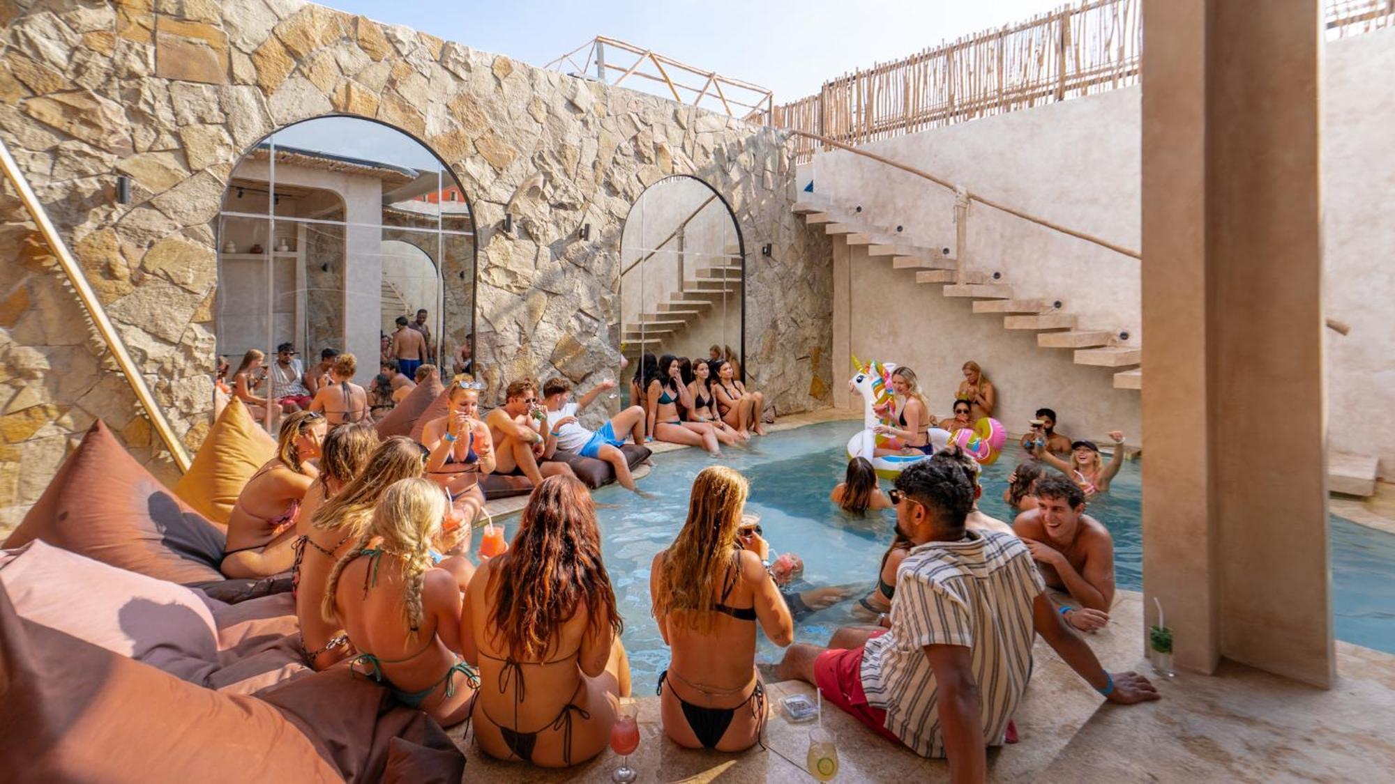 Atlas Gili Party Hostel Гілі-Траванган Екстер'єр фото