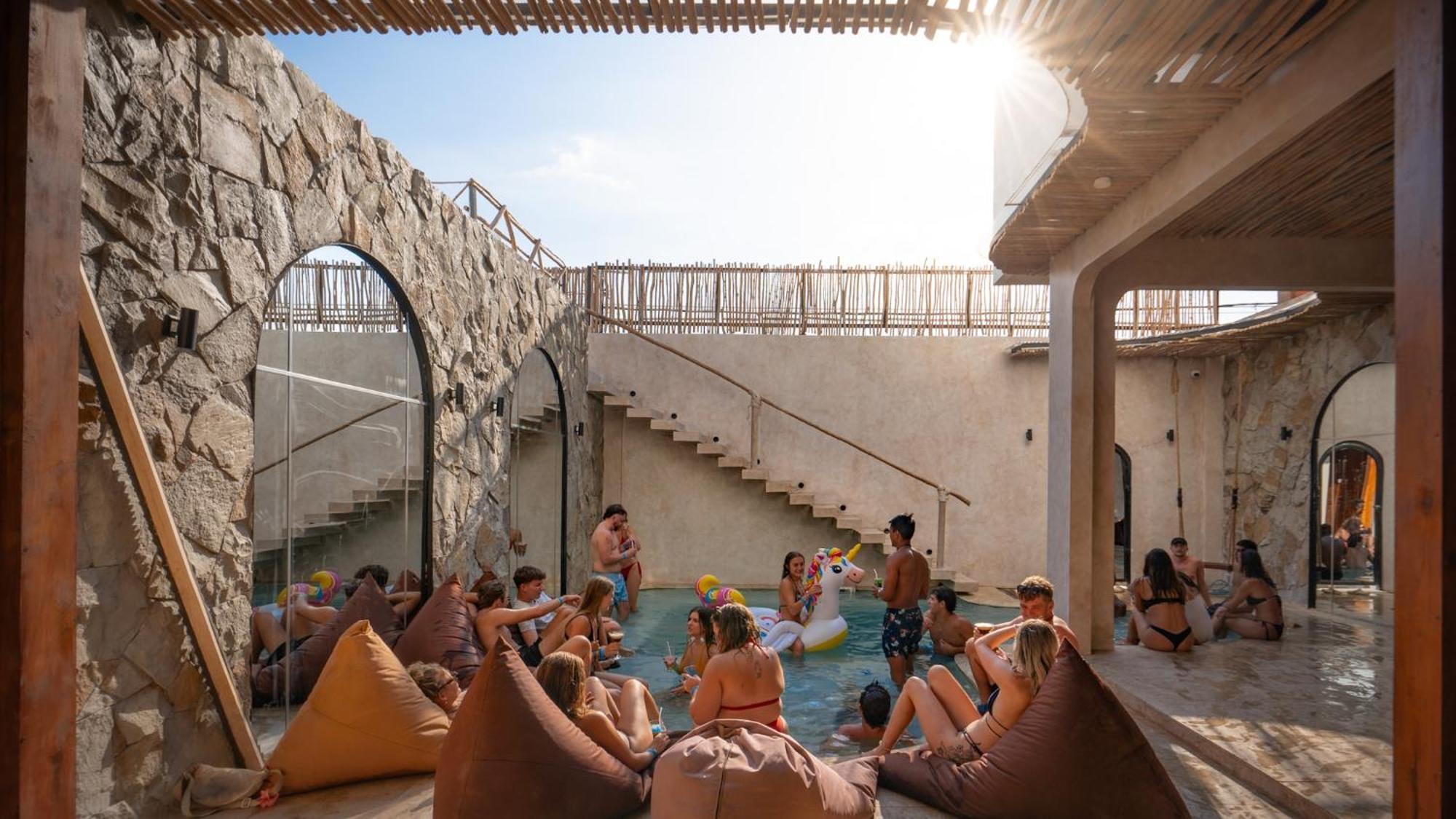 Atlas Gili Party Hostel Гілі-Траванган Екстер'єр фото