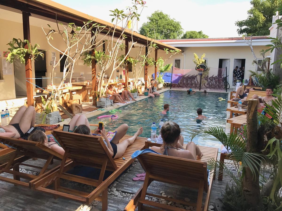 Atlas Gili Party Hostel Гілі-Траванган Екстер'єр фото