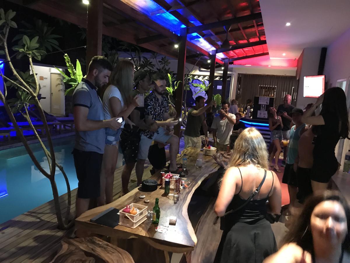 Atlas Gili Party Hostel Гілі-Траванган Екстер'єр фото