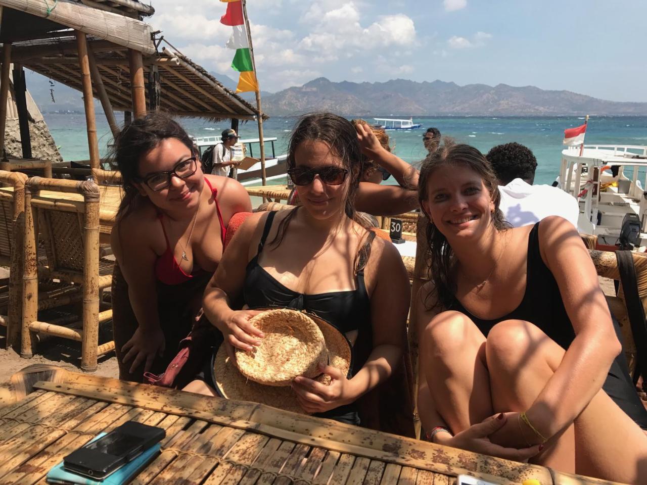 Atlas Gili Party Hostel Гілі-Траванган Екстер'єр фото