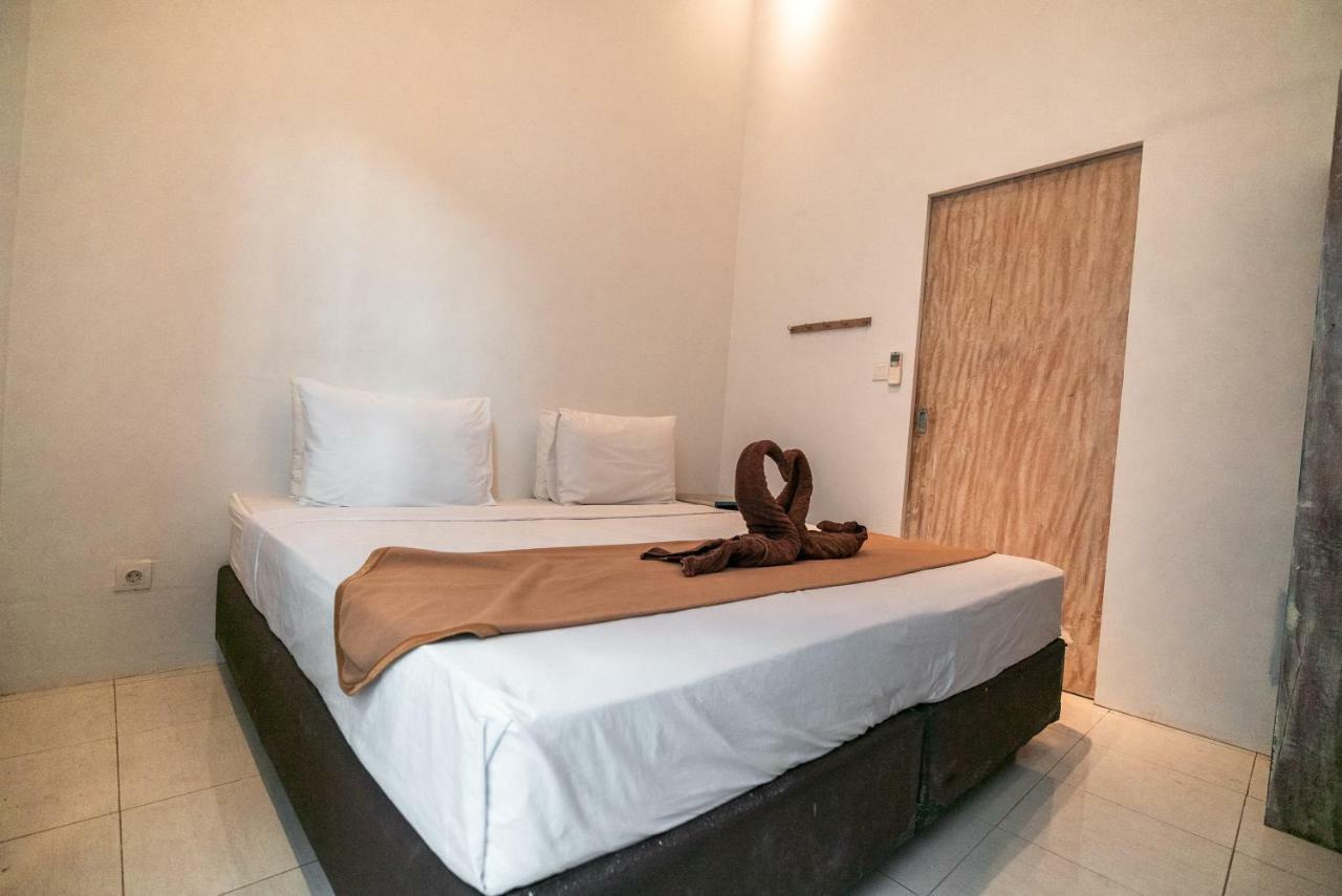 Atlas Gili Party Hostel Гілі-Траванган Екстер'єр фото