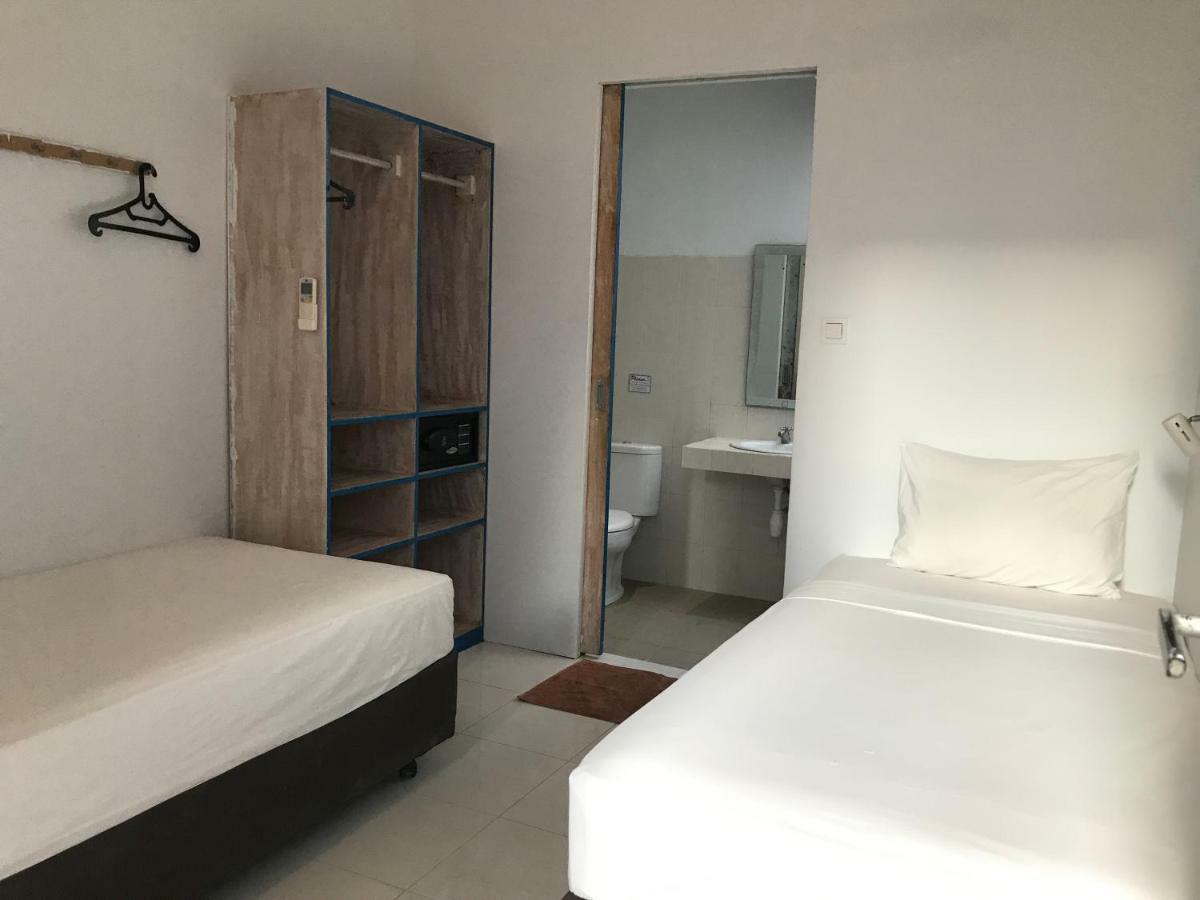 Atlas Gili Party Hostel Гілі-Траванган Екстер'єр фото